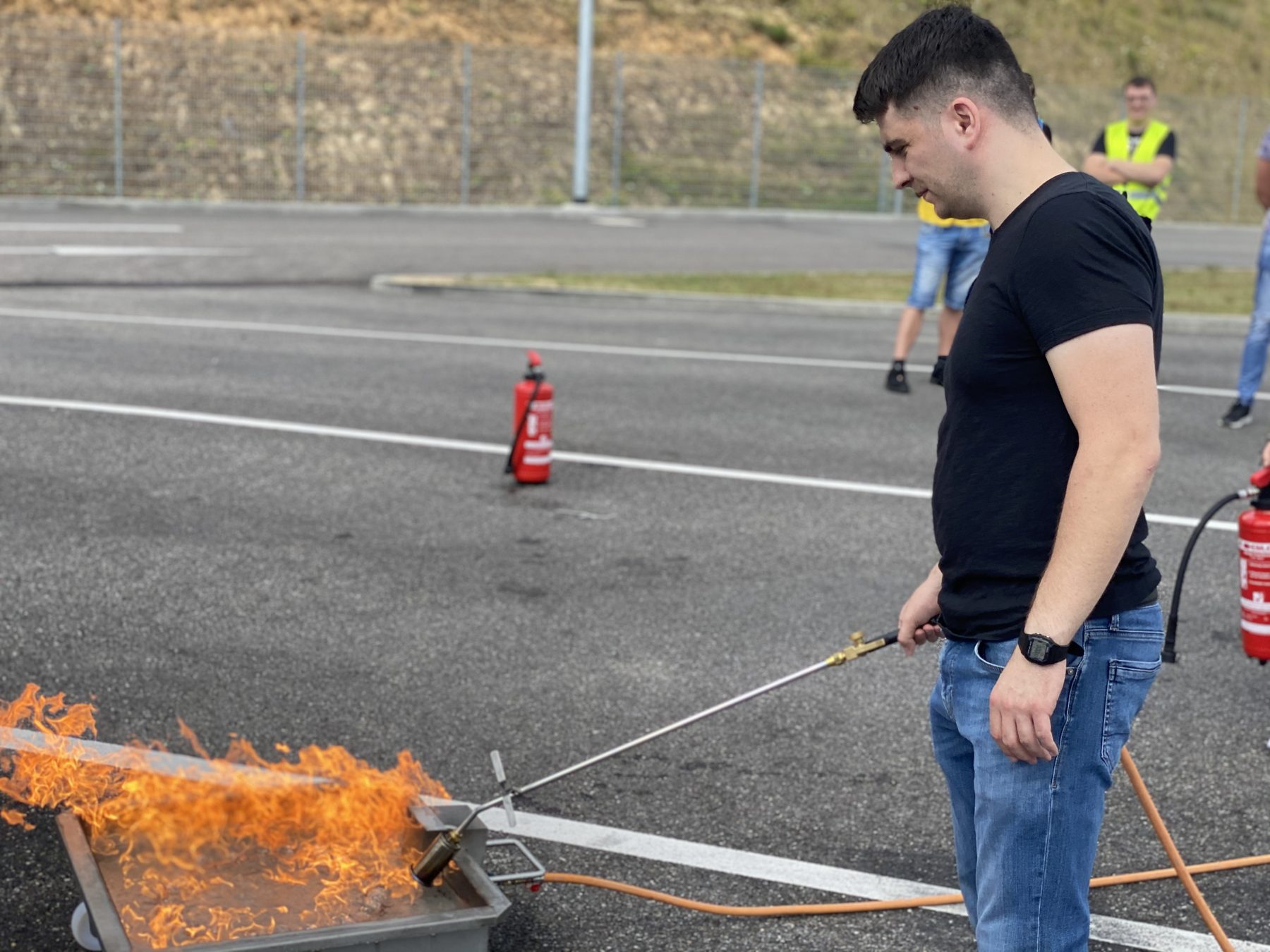 Orhan Cicekli bei der Löschübung an der echten Flamme mit dem Brandsimulator im Freien